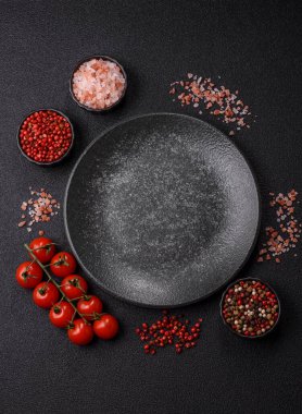 Tek renkli kahverengi arka planda boş seramik plaka. Yemek masasında çatal bıçak takımı olan boş bir tabak.