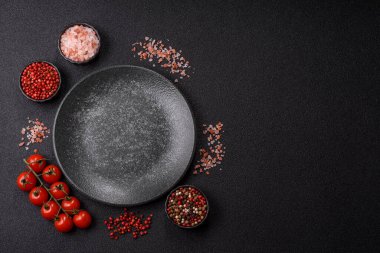 Tek renkli kahverengi arka planda boş seramik plaka. Yemek masasında çatal bıçak takımı olan boş bir tabak.