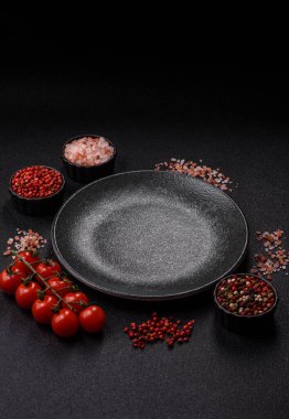 Tek renkli kahverengi arka planda boş seramik plaka. Yemek masasında çatal bıçak takımı olan boş bir tabak.