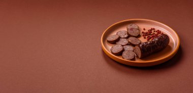 Ev yapımı et ya da tuzlu baharat ve çimento kaplı vejetaryen sosisi. Mangalda pişirilmiş ev yapımı sosis.