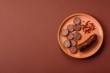 Ev yapımı et ya da tuzlu baharat ve çimento kaplı vejetaryen sosisi. Mangalda pişirilmiş ev yapımı sosis.