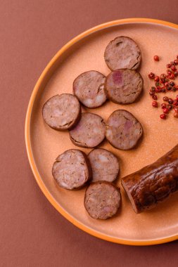 Ev yapımı et ya da tuzlu baharat ve çimento kaplı vejetaryen sosisi. Mangalda pişirilmiş ev yapımı sosis.