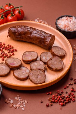 Ev yapımı et ya da tuzlu baharat ve çimento kaplı vejetaryen sosisi. Mangalda pişirilmiş ev yapımı sosis.