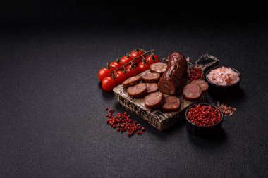 Ev yapımı et ya da tuzlu baharat ve çimento kaplı vejetaryen sosisi. Mangalda pişirilmiş ev yapımı sosis.