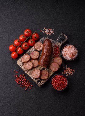 Ev yapımı et ya da tuzlu baharat ve çimento kaplı vejetaryen sosisi. Mangalda pişirilmiş ev yapımı sosis.