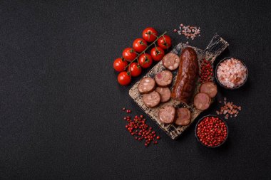 Ev yapımı et ya da tuzlu baharat ve çimento kaplı vejetaryen sosisi. Mangalda pişirilmiş ev yapımı sosis.