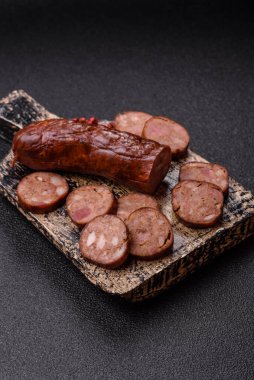 Ev yapımı et ya da tuzlu baharat ve çimento kaplı vejetaryen sosisi. Mangalda pişirilmiş ev yapımı sosis.