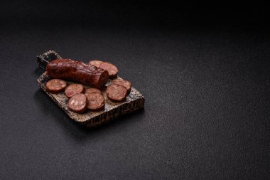 Ev yapımı et ya da tuzlu baharat ve çimento kaplı vejetaryen sosisi. Mangalda pişirilmiş ev yapımı sosis.