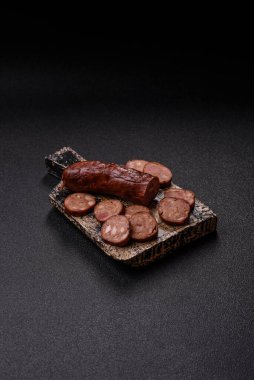 Ev yapımı et ya da tuzlu baharat ve çimento kaplı vejetaryen sosisi. Mangalda pişirilmiş ev yapımı sosis.