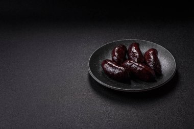 Kan sosisi, puding, domuz yağı ve baharatlı et yemeği. Akşam yemeği için ızgarada kan sosisi pişiyor.