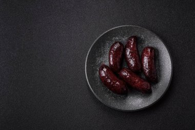 Kan sosisi, puding, domuz yağı ve baharatlı et yemeği. Akşam yemeği için ızgarada kan sosisi pişiyor.