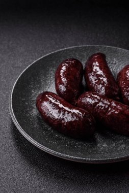 Kan sosisi, puding, domuz yağı ve baharatlı et yemeği. Akşam yemeği için ızgarada kan sosisi pişiyor.