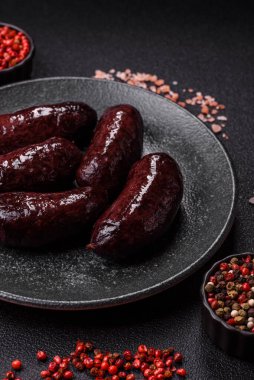 Kan sosisi, puding, domuz yağı ve baharatlı et yemeği. Akşam yemeği için ızgarada kan sosisi pişiyor.