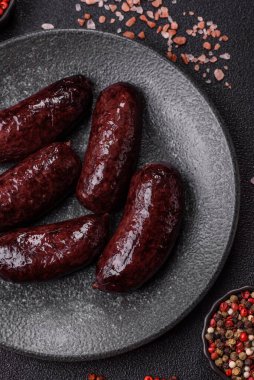 Kan sosisi, puding, domuz yağı ve baharatlı et yemeği. Akşam yemeği için ızgarada kan sosisi pişiyor.