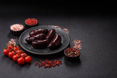 Kan sosisi, puding, domuz yağı ve baharatlı et yemeği. Akşam yemeği için ızgarada kan sosisi pişiyor.