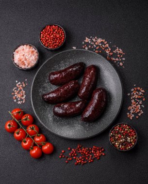 Kan sosisi, puding, domuz yağı ve baharatlı et yemeği. Akşam yemeği için ızgarada kan sosisi pişiyor.