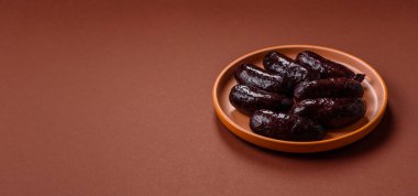 Kan sosisi, puding, domuz yağı ve baharatlı et yemeği. Akşam yemeği için ızgarada kan sosisi pişiyor.