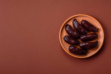 Kan sosisi, puding, domuz yağı ve baharatlı et yemeği. Akşam yemeği için ızgarada kan sosisi pişiyor.