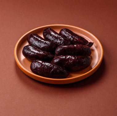 Kan sosisi, puding, domuz yağı ve baharatlı et yemeği. Akşam yemeği için ızgarada kan sosisi pişiyor.