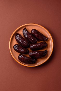 Kan sosisi, puding, domuz yağı ve baharatlı et yemeği. Akşam yemeği için ızgarada kan sosisi pişiyor.