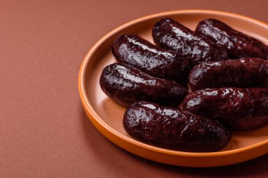 Kan sosisi, puding, domuz yağı ve baharatlı et yemeği. Akşam yemeği için ızgarada kan sosisi pişiyor.