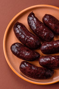 Kan sosisi, puding, domuz yağı ve baharatlı et yemeği. Akşam yemeği için ızgarada kan sosisi pişiyor.