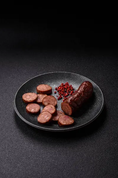 Ev yapımı et ya da tuzlu baharat ve çimento kaplı vejetaryen sosisi. Mangalda pişirilmiş ev yapımı sosis.