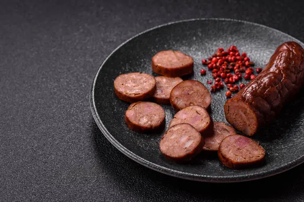 Ev yapımı et ya da tuzlu baharat ve çimento kaplı vejetaryen sosisi. Mangalda pişirilmiş ev yapımı sosis.