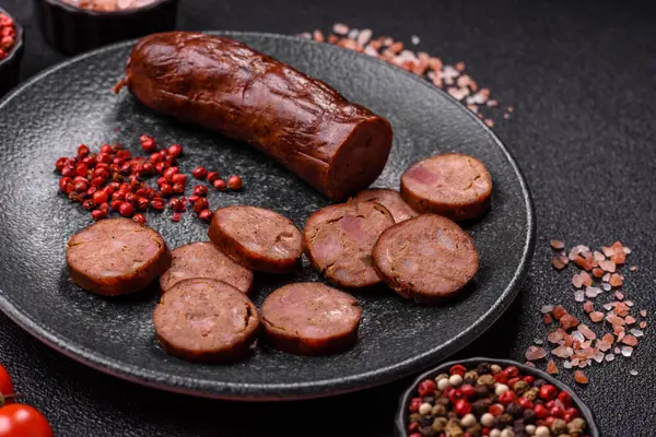 Ev yapımı et ya da tuzlu baharat ve çimento kaplı vejetaryen sosisi. Mangalda pişirilmiş ev yapımı sosis.