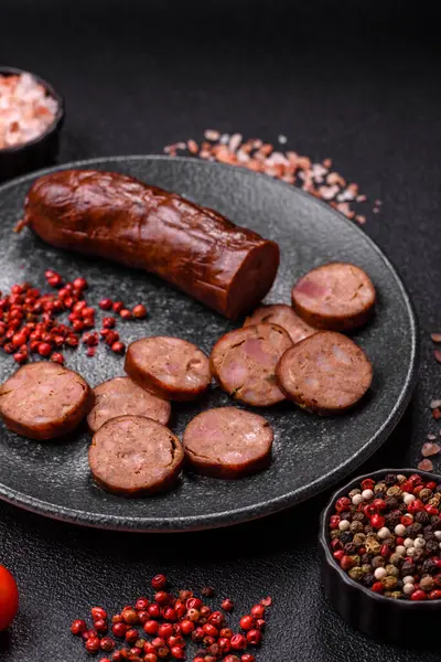 Ev yapımı et ya da tuzlu baharat ve çimento kaplı vejetaryen sosisi. Mangalda pişirilmiş ev yapımı sosis.