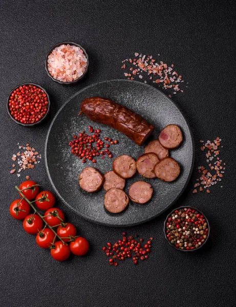 Ev yapımı et ya da tuzlu baharat ve çimento kaplı vejetaryen sosisi. Mangalda pişirilmiş ev yapımı sosis.