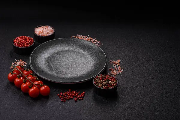 Tek renkli kahverengi arka planda boş seramik plaka. Yemek masasında çatal bıçak takımı olan boş bir tabak.