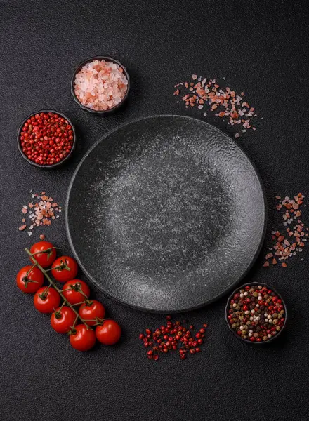 Tek renkli kahverengi arka planda boş seramik plaka. Yemek masasında çatal bıçak takımı olan boş bir tabak.