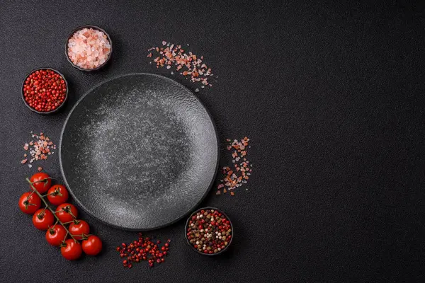 Tek renkli kahverengi arka planda boş seramik plaka. Yemek masasında çatal bıçak takımı olan boş bir tabak.