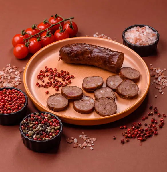 Ev yapımı et ya da tuzlu baharat ve çimento kaplı vejetaryen sosisi. Mangalda pişirilmiş ev yapımı sosis.