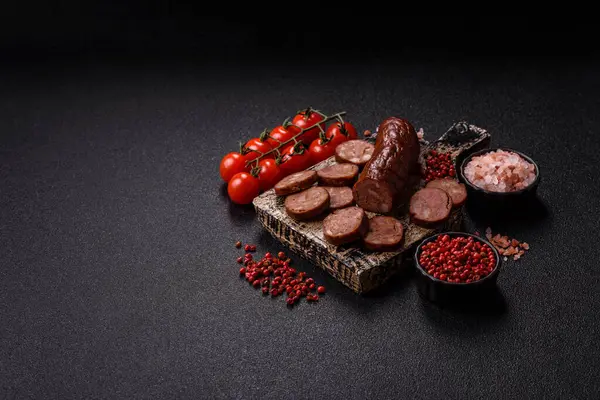 Ev yapımı et ya da tuzlu baharat ve çimento kaplı vejetaryen sosisi. Mangalda pişirilmiş ev yapımı sosis.