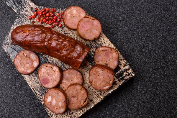 Ev yapımı et ya da tuzlu baharat ve çimento kaplı vejetaryen sosisi. Mangalda pişirilmiş ev yapımı sosis.