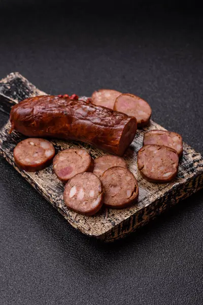 Ev yapımı et ya da tuzlu baharat ve çimento kaplı vejetaryen sosisi. Mangalda pişirilmiş ev yapımı sosis.