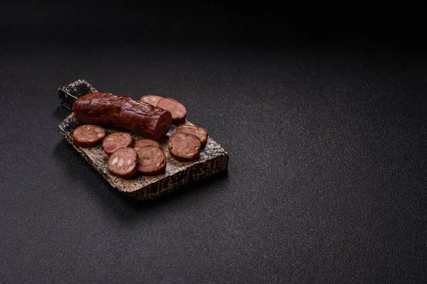 Ev yapımı et ya da tuzlu baharat ve çimento kaplı vejetaryen sosisi. Mangalda pişirilmiş ev yapımı sosis.