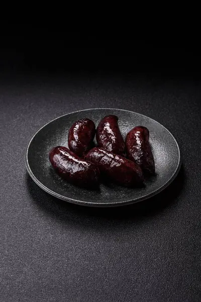 Kan sosisi, puding, domuz yağı ve baharatlı et yemeği. Akşam yemeği için ızgarada kan sosisi pişiyor.