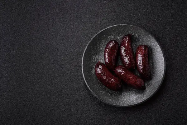 Kan sosisi, puding, domuz yağı ve baharatlı et yemeği. Akşam yemeği için ızgarada kan sosisi pişiyor.