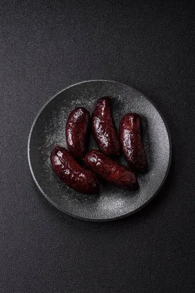 Kan sosisi, puding, domuz yağı ve baharatlı et yemeği. Akşam yemeği için ızgarada kan sosisi pişiyor.