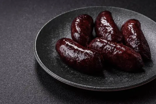 Kan sosisi, puding, domuz yağı ve baharatlı et yemeği. Akşam yemeği için ızgarada kan sosisi pişiyor.