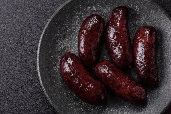 Kan sosisi, puding, domuz yağı ve baharatlı et yemeği. Akşam yemeği için ızgarada kan sosisi pişiyor.