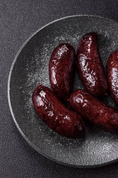 Kan sosisi, puding, domuz yağı ve baharatlı et yemeği. Akşam yemeği için ızgarada kan sosisi pişiyor.