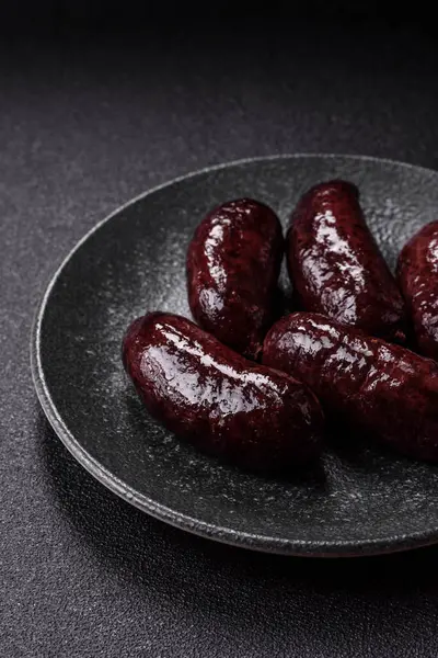 Kan sosisi, puding, domuz yağı ve baharatlı et yemeği. Akşam yemeği için ızgarada kan sosisi pişiyor.