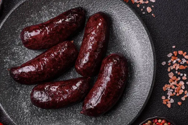 Kan sosisi, puding, domuz yağı ve baharatlı et yemeği. Akşam yemeği için ızgarada kan sosisi pişiyor.