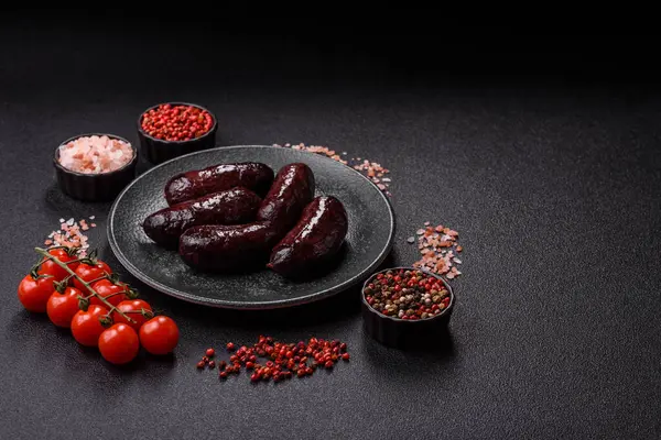 Kan sosisi, puding, domuz yağı ve baharatlı et yemeği. Akşam yemeği için ızgarada kan sosisi pişiyor.