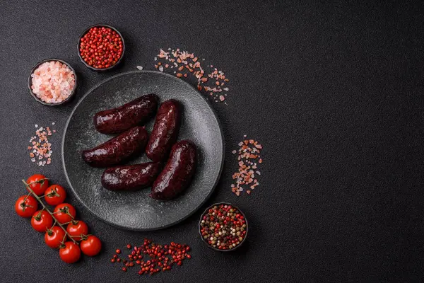 Kan sosisi, puding, domuz yağı ve baharatlı et yemeği. Akşam yemeği için ızgarada kan sosisi pişiyor.