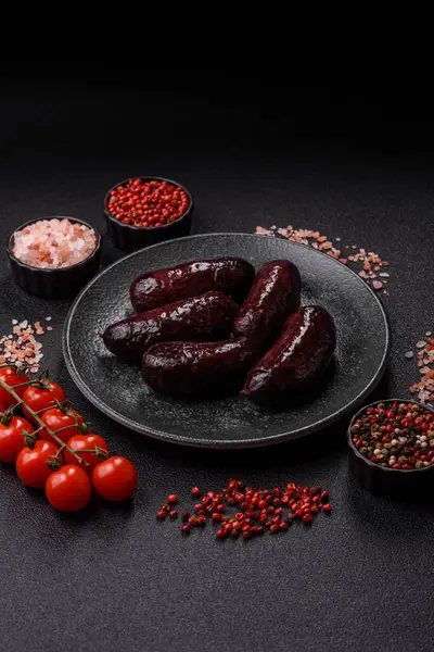 Kan sosisi, puding, domuz yağı ve baharatlı et yemeği. Akşam yemeği için ızgarada kan sosisi pişiyor.